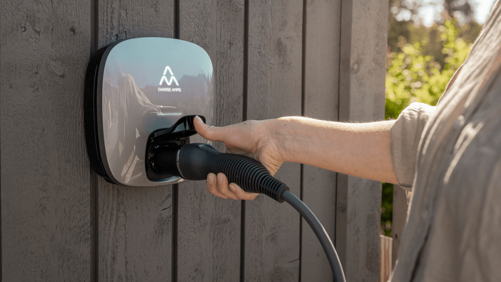 Charge Amps Luna: Revolutionerande hemmaladdning för din elbil - eviQ