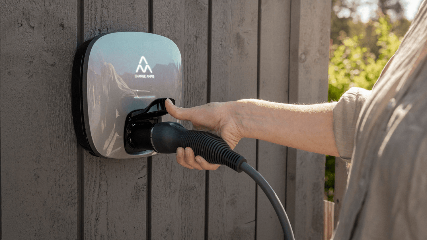 Charge Amps Luna: Revolutionerande hemmaladdning för din elbil - eviQ